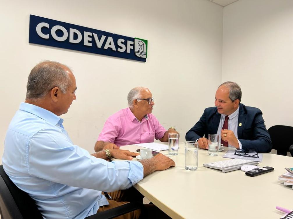 Deputado Wiston Gomes, vereador Darlan Pernambuco reunidos com superintendente da Codevasf