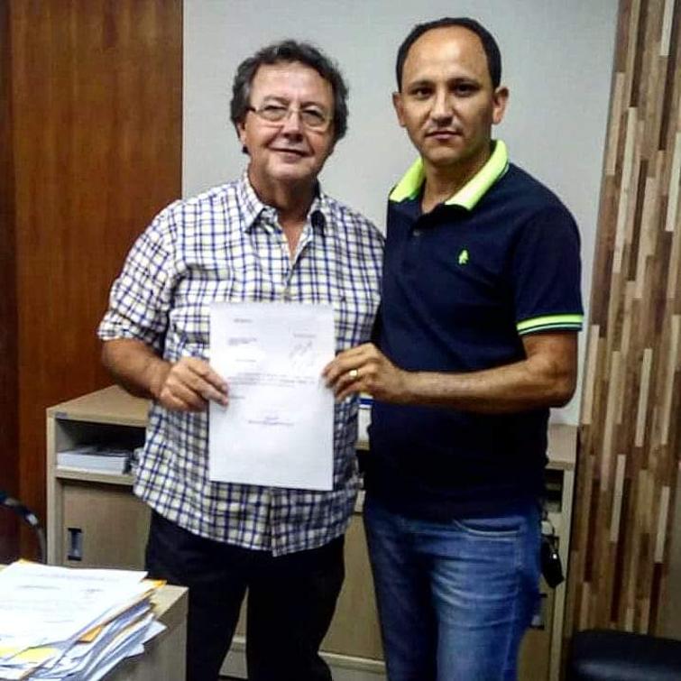Vilmar e ex-prefeito Preto com o ofício que formalizou a destinação da emenda