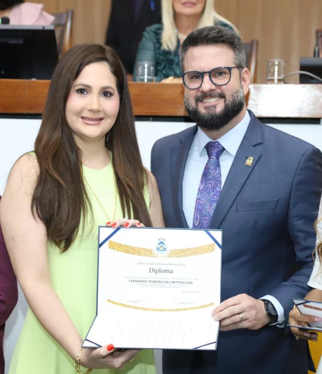 Fernanda Halum Pitaluga recebe homenagem do deputado Mantoan