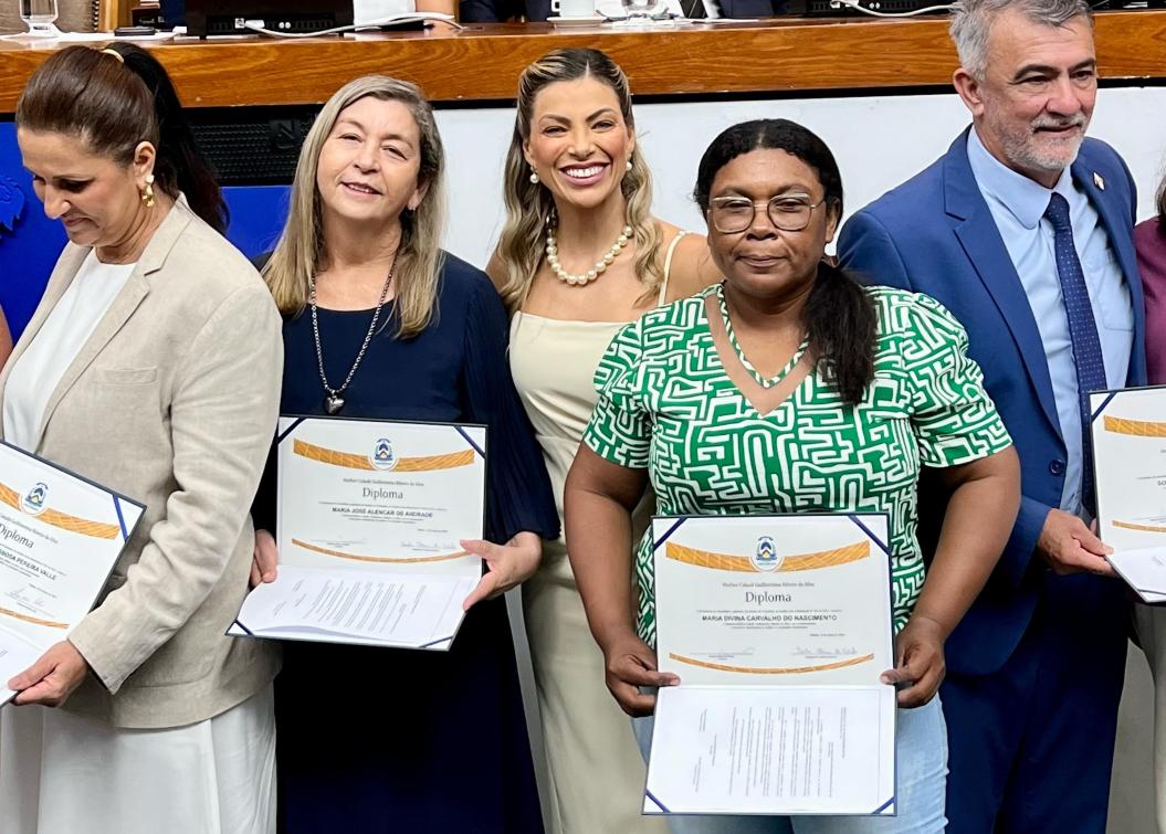 Thais Helena, esposa do deputado, representou-o em sessão solene realizada nesta quinta-feira, 13