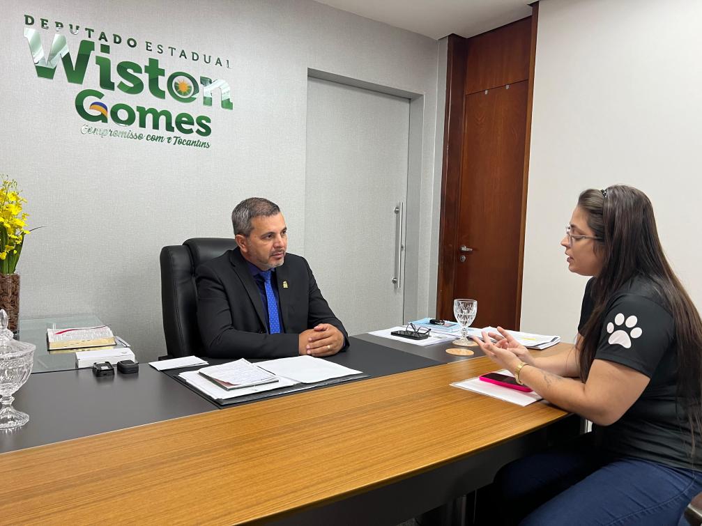 Wiston Gomes com a presidente da ONG, Kesia Abreu 