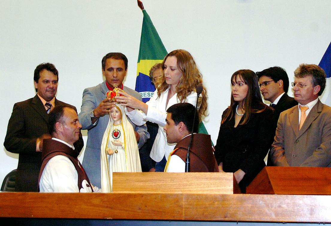 Presidente Carlos Gaguim e esposa coroam imagem