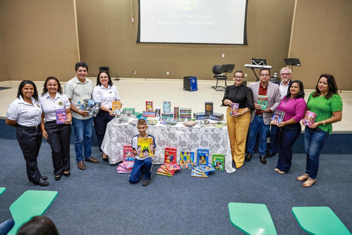 Professor Júnior Geo entrega livros na ETI Almirante Tamandaré.