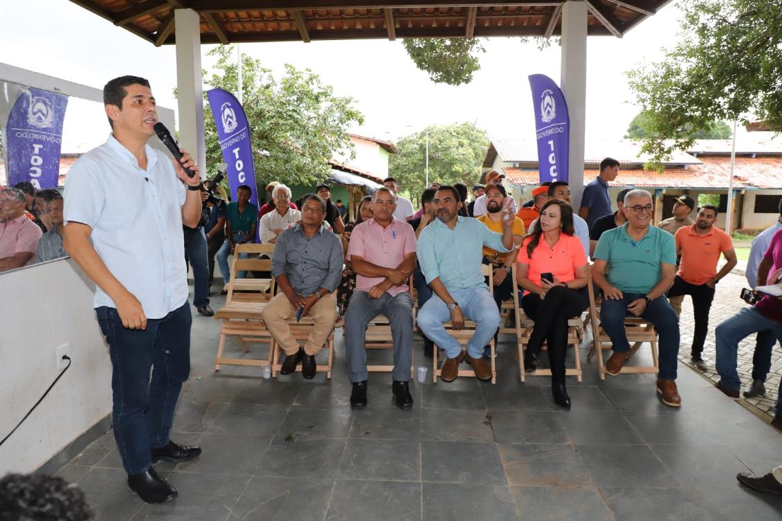 Valdemar Júnior debatendo com os moradores do Povoado do Prata, em São Félix.