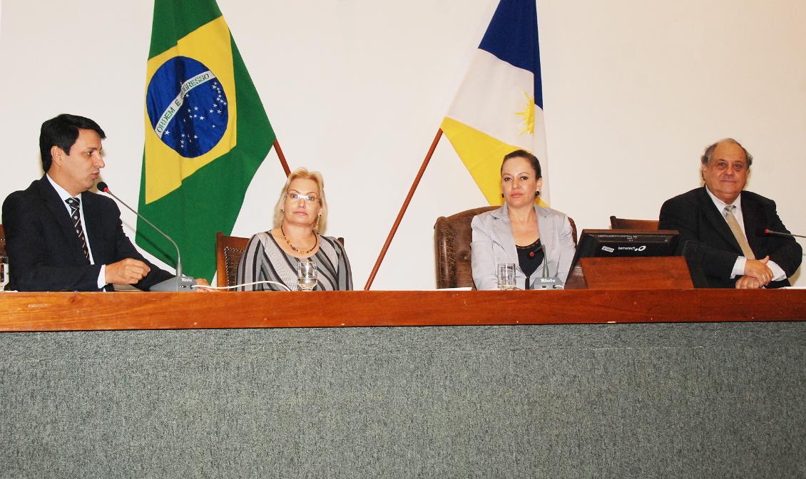 Palestrante questiona serviços prestados pelas operadoras de Telefonia no Brasil